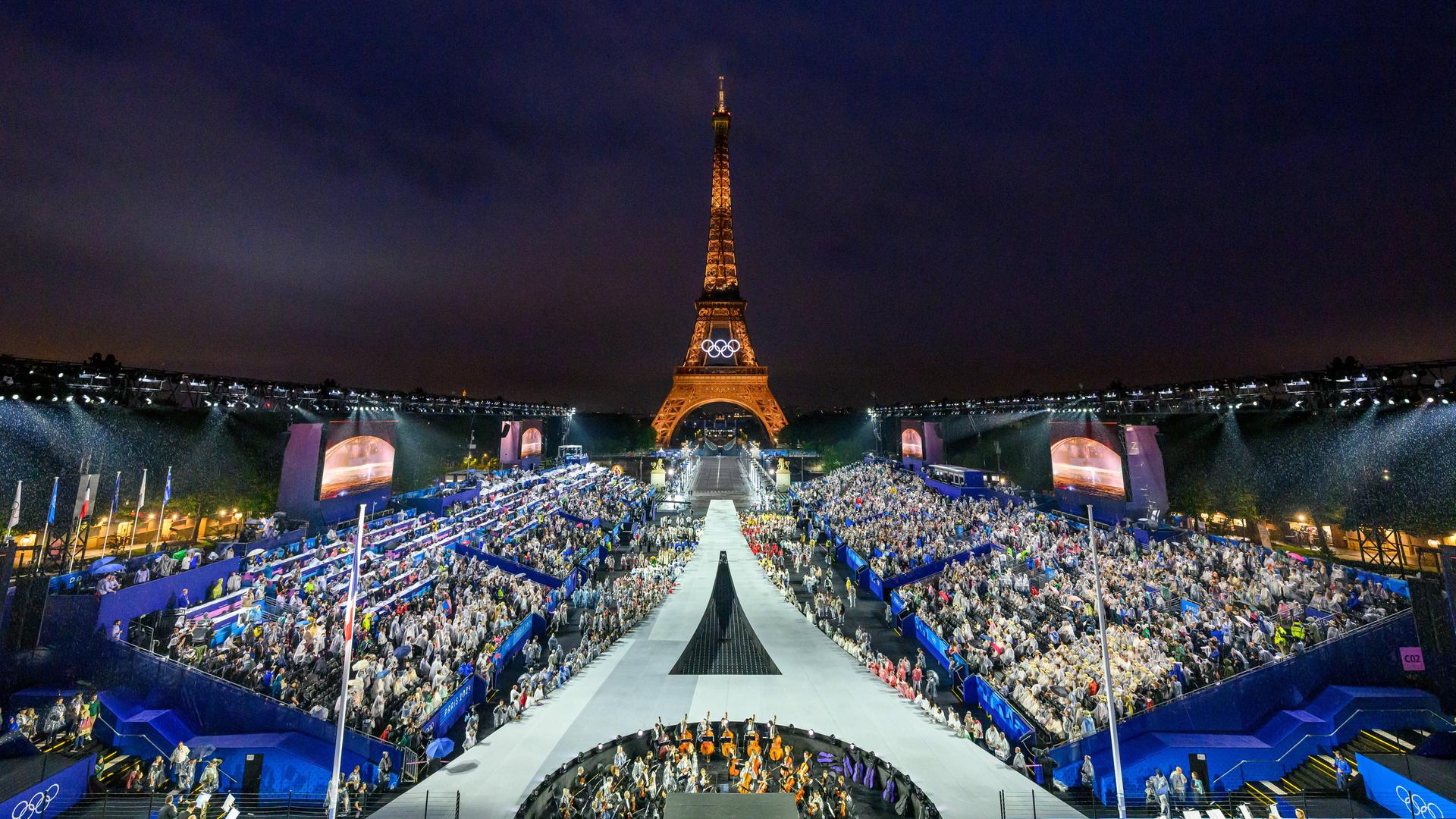 Zuschauer von der Eröffnungs-Zeremonie und der Eiffel-Turm