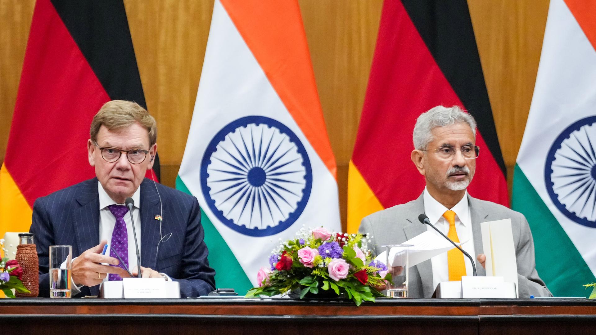 Neu Delhi: Bundesaußenminister Johann Wadephul (l, CDU) und sein indischer Amtskollege Subrahmanyam Jaishankar (r) geben nach ihrem Gespräch eine gemeinsame Pressekonferenz. Neu Delhi: Bundesaußenminister Johann Wadephul (l, CDU) und sein indischer Amtskollege Subrahmanyam Jaishankar (r) geben nach ihrem Gespräch eine gemeinsame Pressekonferenz.