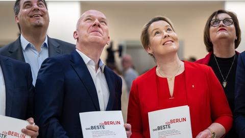 Die Berliner Politiker Kai Wegner, Vorsitzender der CDU in Berlin, und Franziska Giffey, SPD und derzeit noch Regierende Bürgermeisterin von Berlin, präsentieren den Berliner Koalitonsvertrag. Sie lächeln und blicken nach oben.