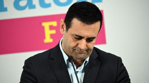 Bijan Djir-Sarai, FDP-Generalsekretär, spricht während eines Statements in der FDP-Bundesgeschäftsstelle. 