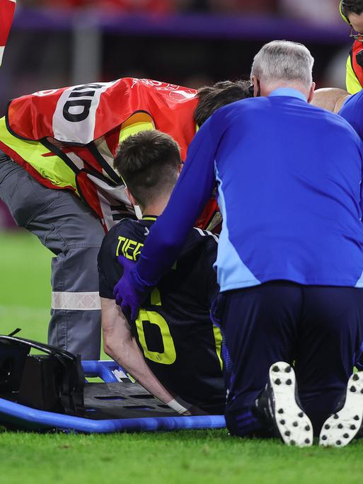 Ein Arzt behandelt den schottischen Spieler Kieran Tierney bei der Fußball-Europameisterschaft.