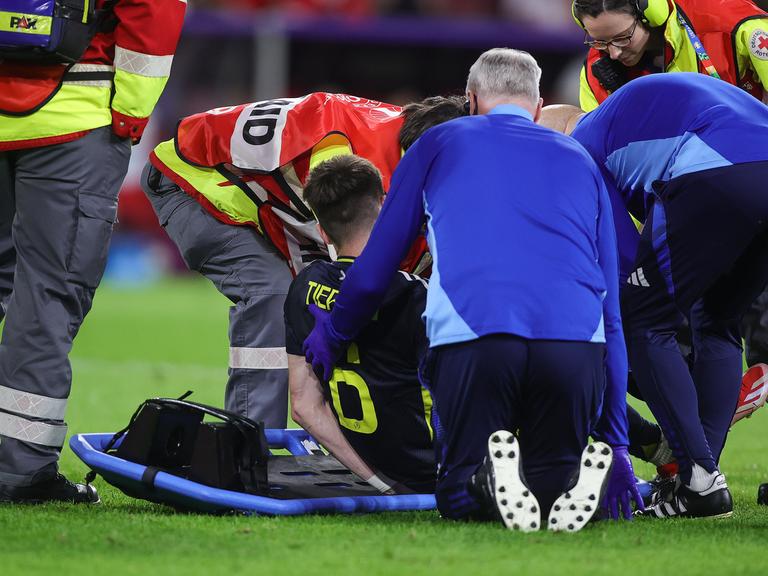 Ein Arzt behandelt den schottischen Spieler Kieran Tierney bei der Fußball-Europameisterschaft.