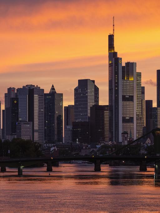 Sonnenuntergang hinter der Frankfurter Skyline