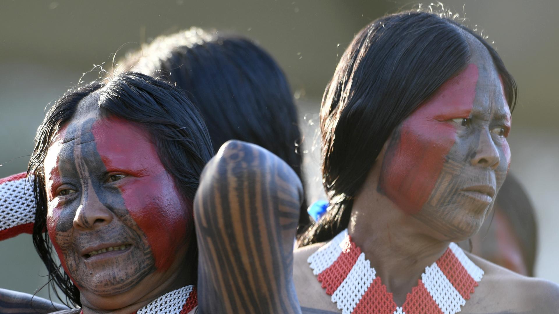 Zwei indigene Menschen aus Brasilien mit ihrem traditionellen Körperschmuck. 