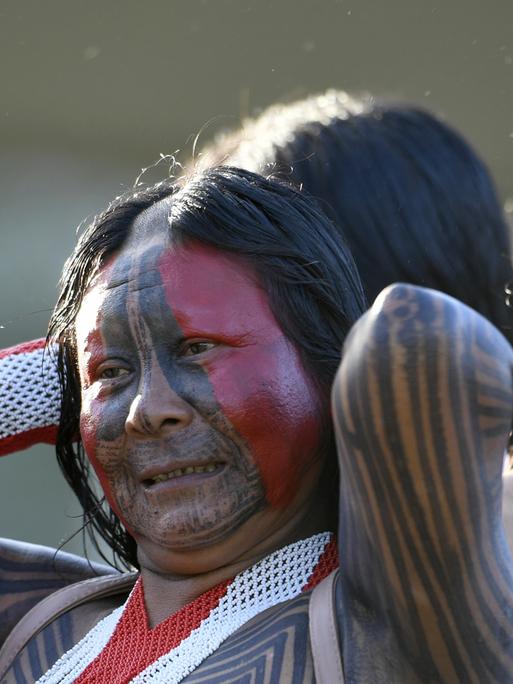 Zwei indigene Menschen aus Brasilien mit ihrem traditionellen Körperschmuck. 