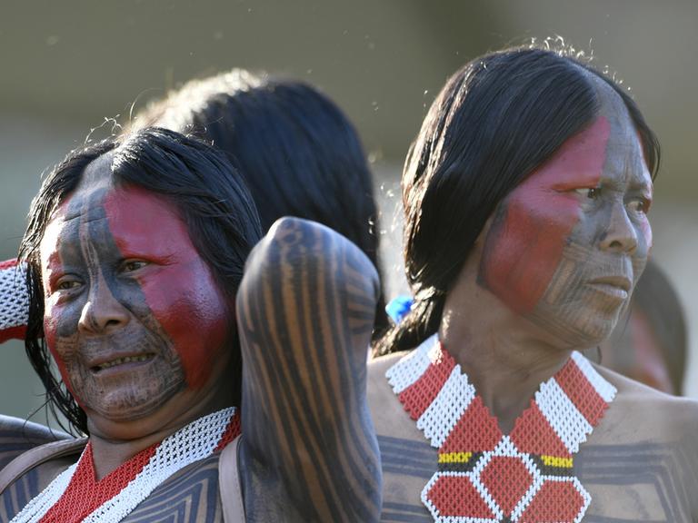 Zwei indigene Menschen aus Brasilien mit ihrem traditionellen Körperschmuck. 