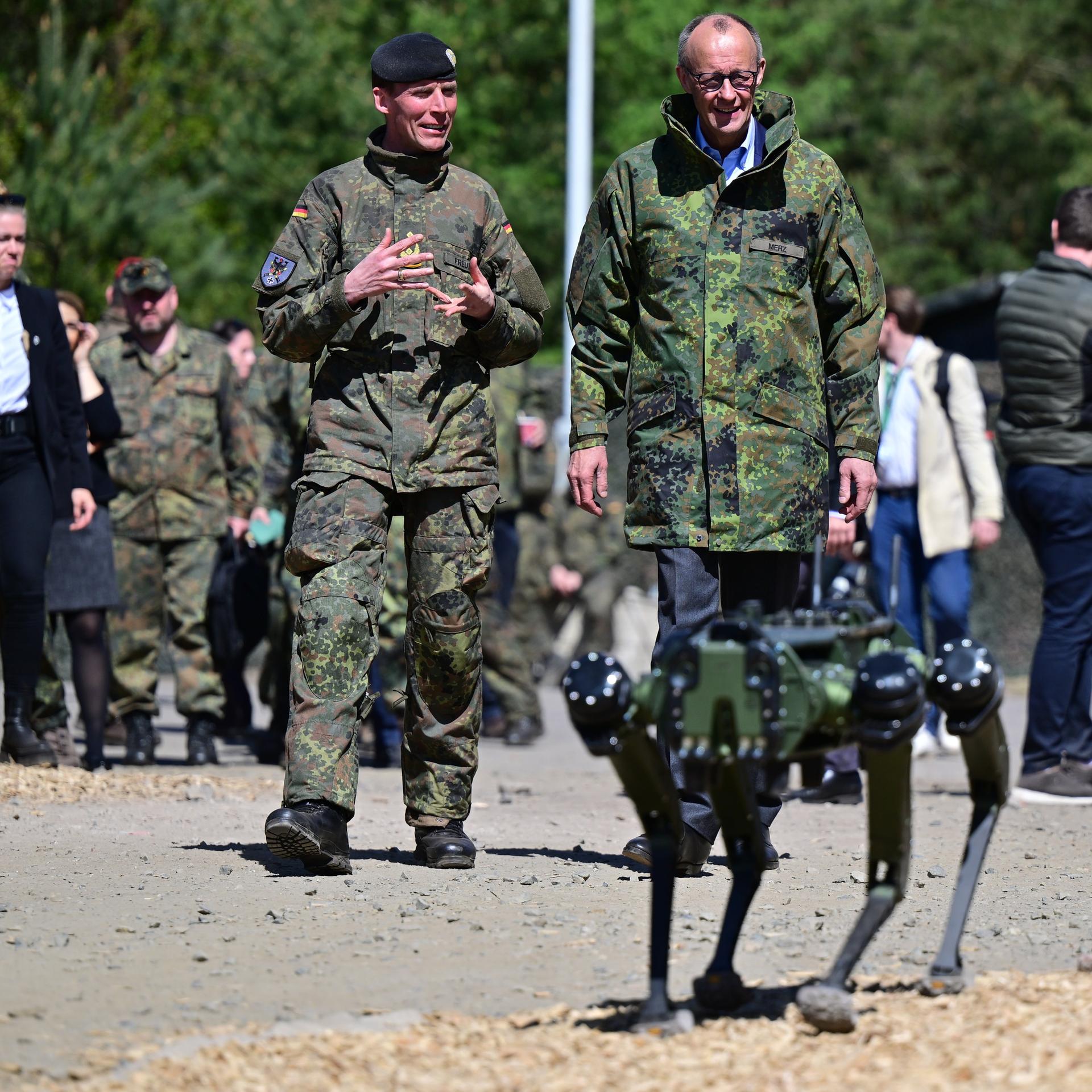 Niedersachsen, Munster: Bundeskanzler Friedrich Merz (CDU) besucht das Heer in Munster und unterhält sich mit dem Inspekteur des Heeres, Generalleutnant Christian Freuding (l). 
