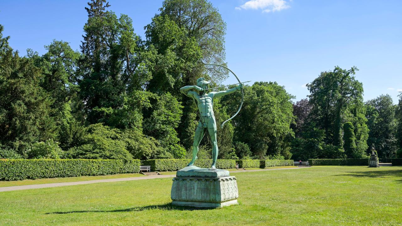 Im Schlosspark Sanssouci in Potsdam steht die Statue eines Bogenschützen von Ernst Moritz Geyger.