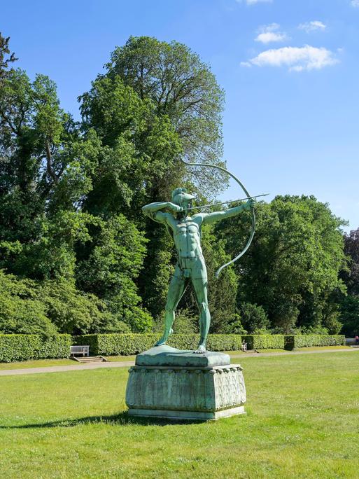 Im Schlosspark Sanssouci in Potsdam steht die Statue eines Bogenschützen von Ernst Moritz Geyger.
