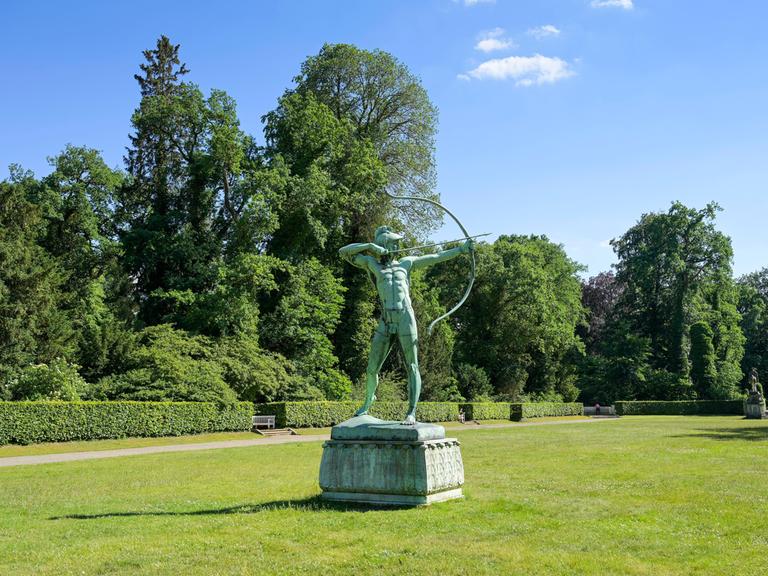 Im Schlosspark Sanssouci in Potsdam steht die Statue eines Bogenschützen von Ernst Moritz Geyger.