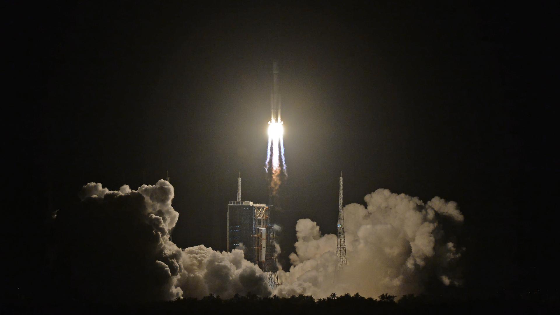 Eine Rakete vom Typ "Langer Marsch" hebt 2016 in China ab.