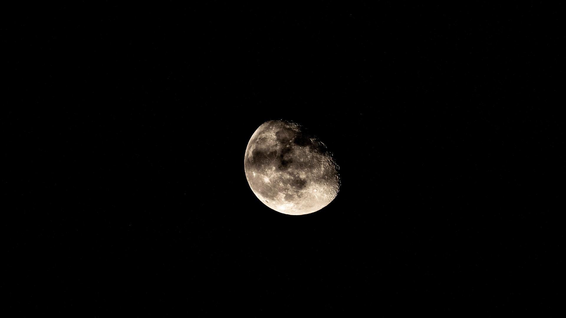 Mond am Abendhimmel Mond am Abendhimmel