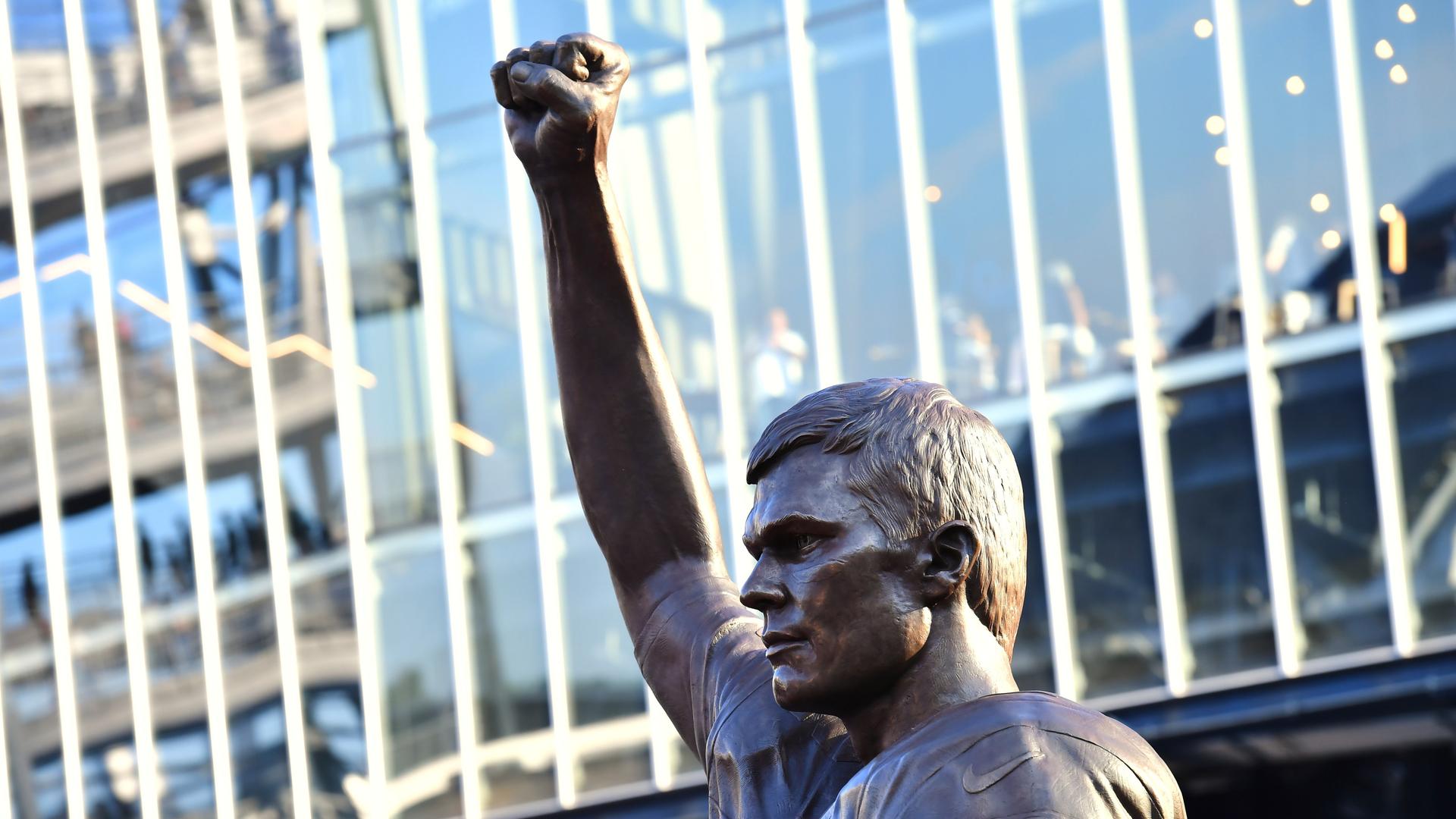 Zu sehen ist eine Statue des früheren US-amerikanischen Football-Spielers Tom Brady.