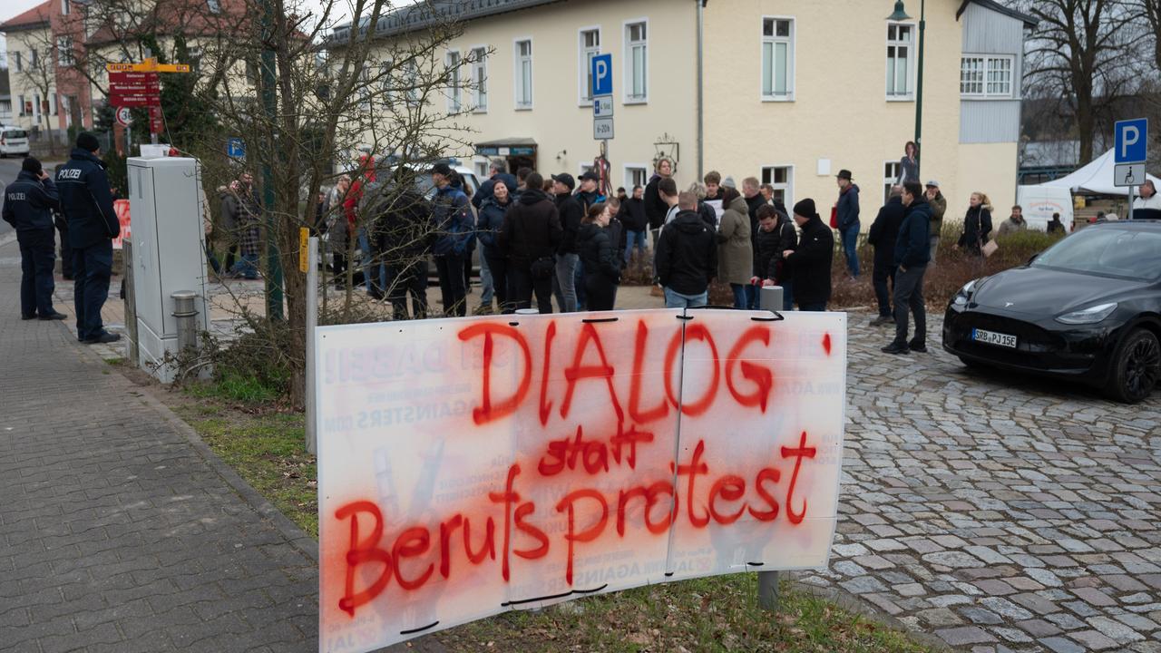 Grünheide - Demonstrationen für und gegen Tesla
