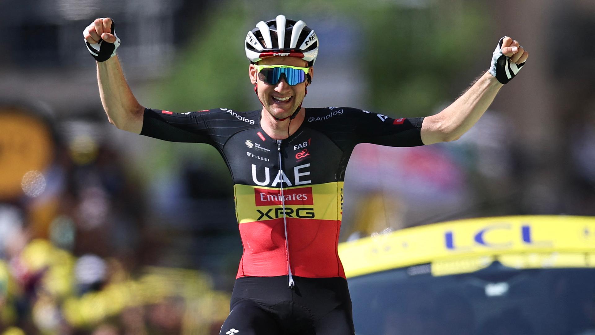 Radprofi Tim Wellens aus Belgien fährt freihändig und lächelt. Radprofi Tim Wellens aus Belgien fährt freihändig und lächelt.