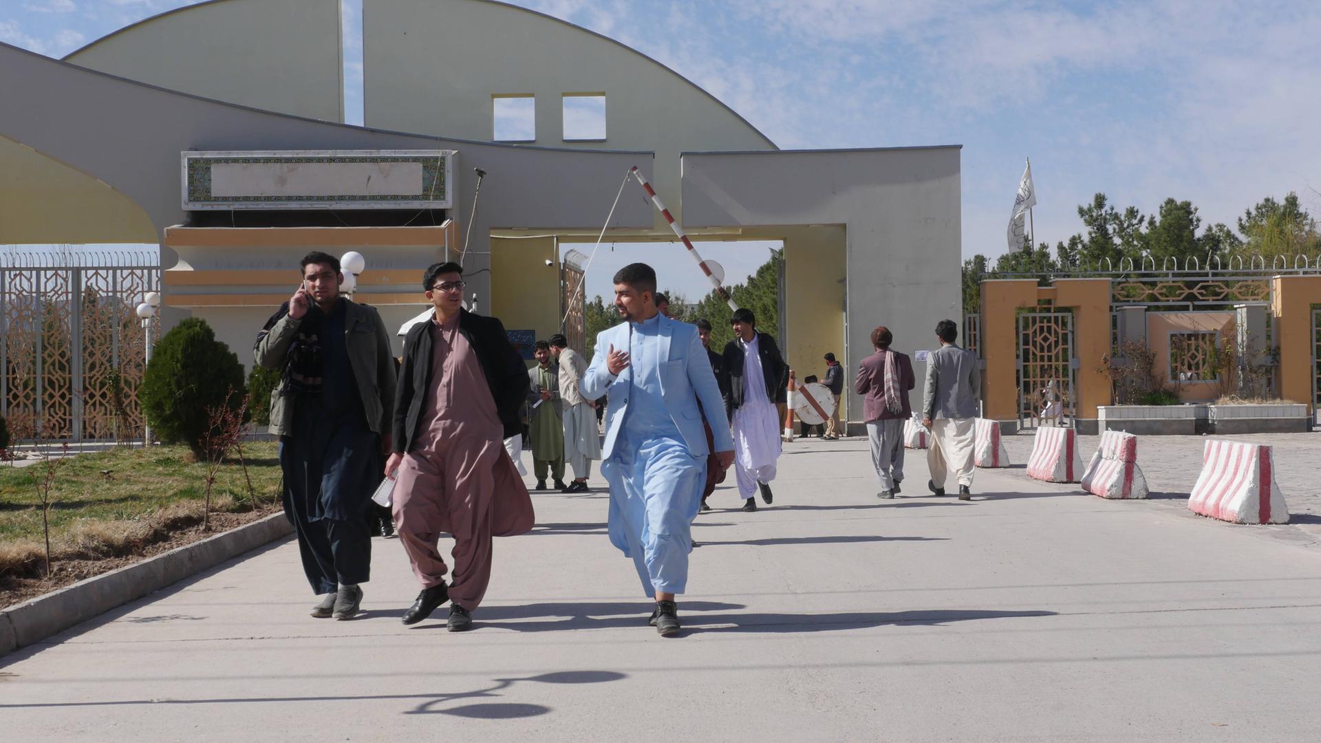 Afghanische Studenten an einer Universität in der Stadt Herat, Provinz Herat, Afghanistan Afghanische Studenten an einer Universität in der Stadt Herat, Provinz Herat, Afghanistan