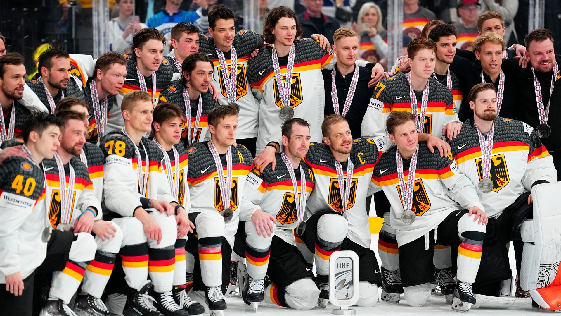 Das Foto zeigt viele deutsche Eishockey-Spieler eng nebeneinander.