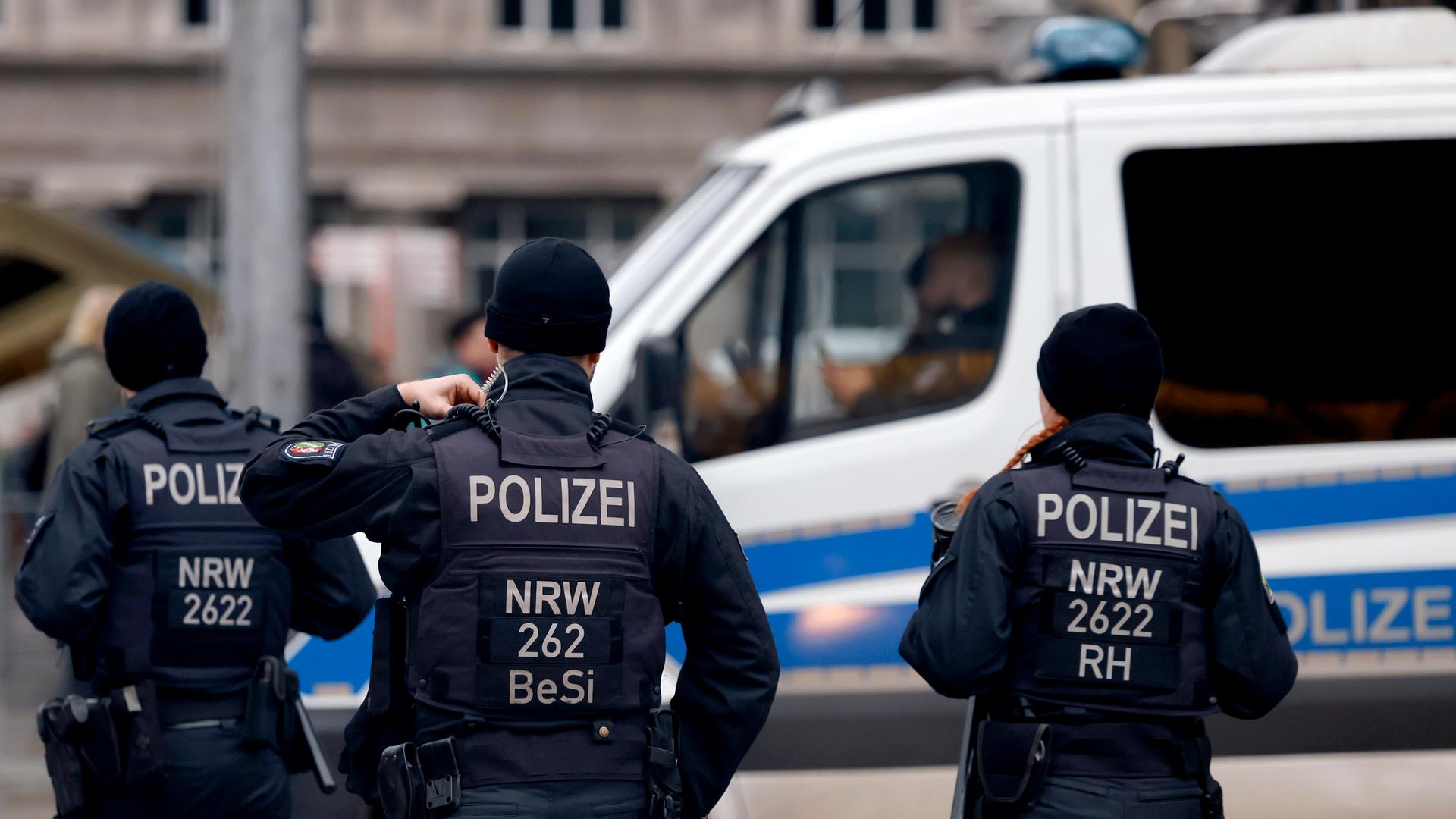 Rund um den Kölner Dom sind Polizisten zu sehen. Aufnahme vom 29.12.2023