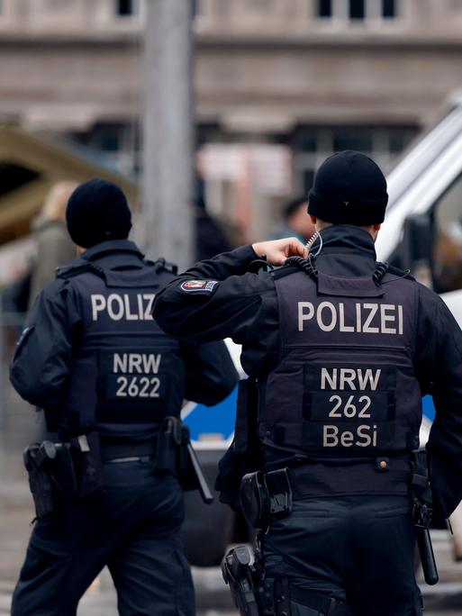 Rund um den Kölner Dom sind Polizisten zu sehen. Aufnahme vom 29.12.2023