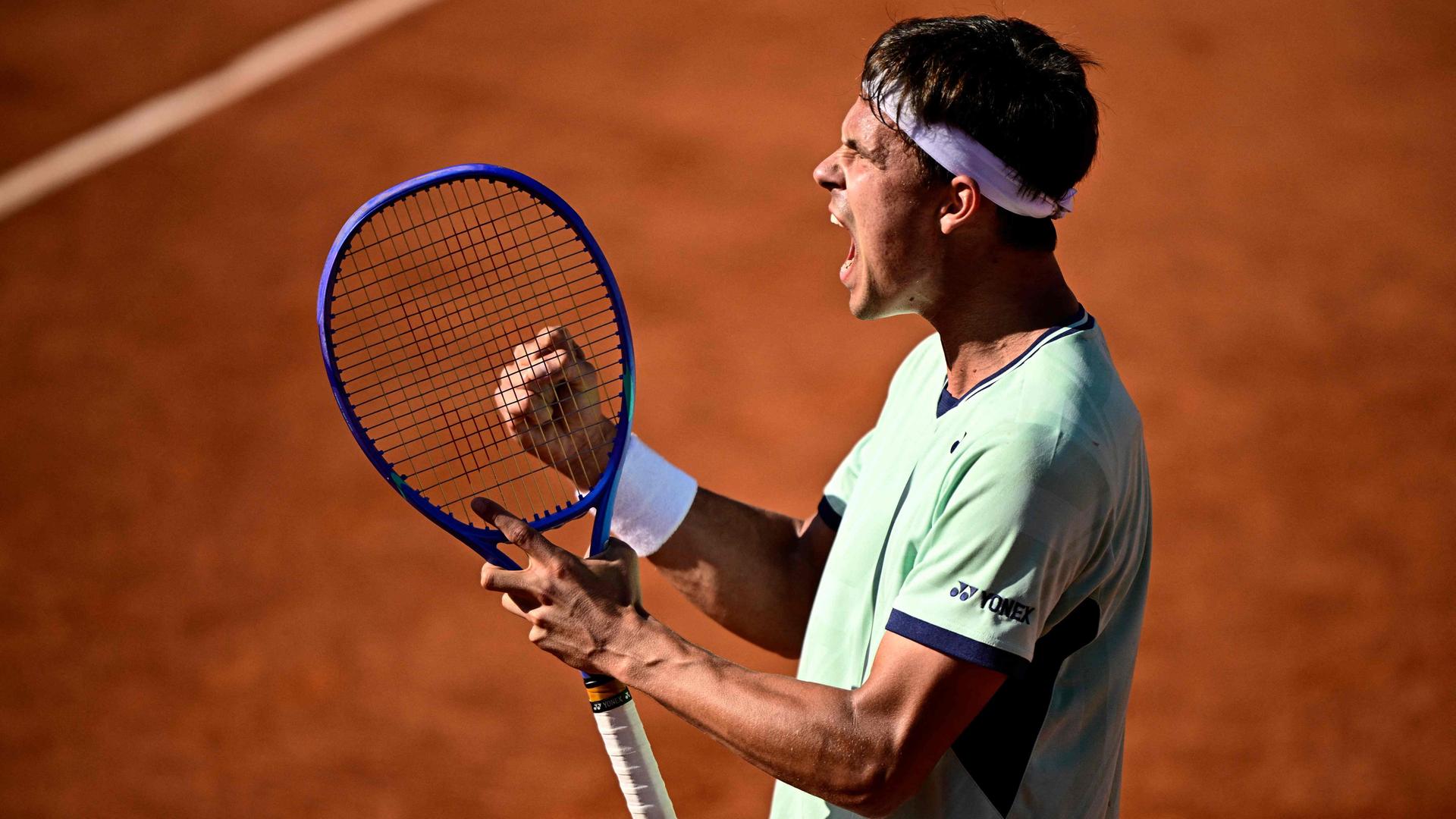 French Open in Paris: Daniel Altmaier freut sich nach einem Punkt. French Open in Paris: Daniel Altmaier freut sich nach einem Punkt.