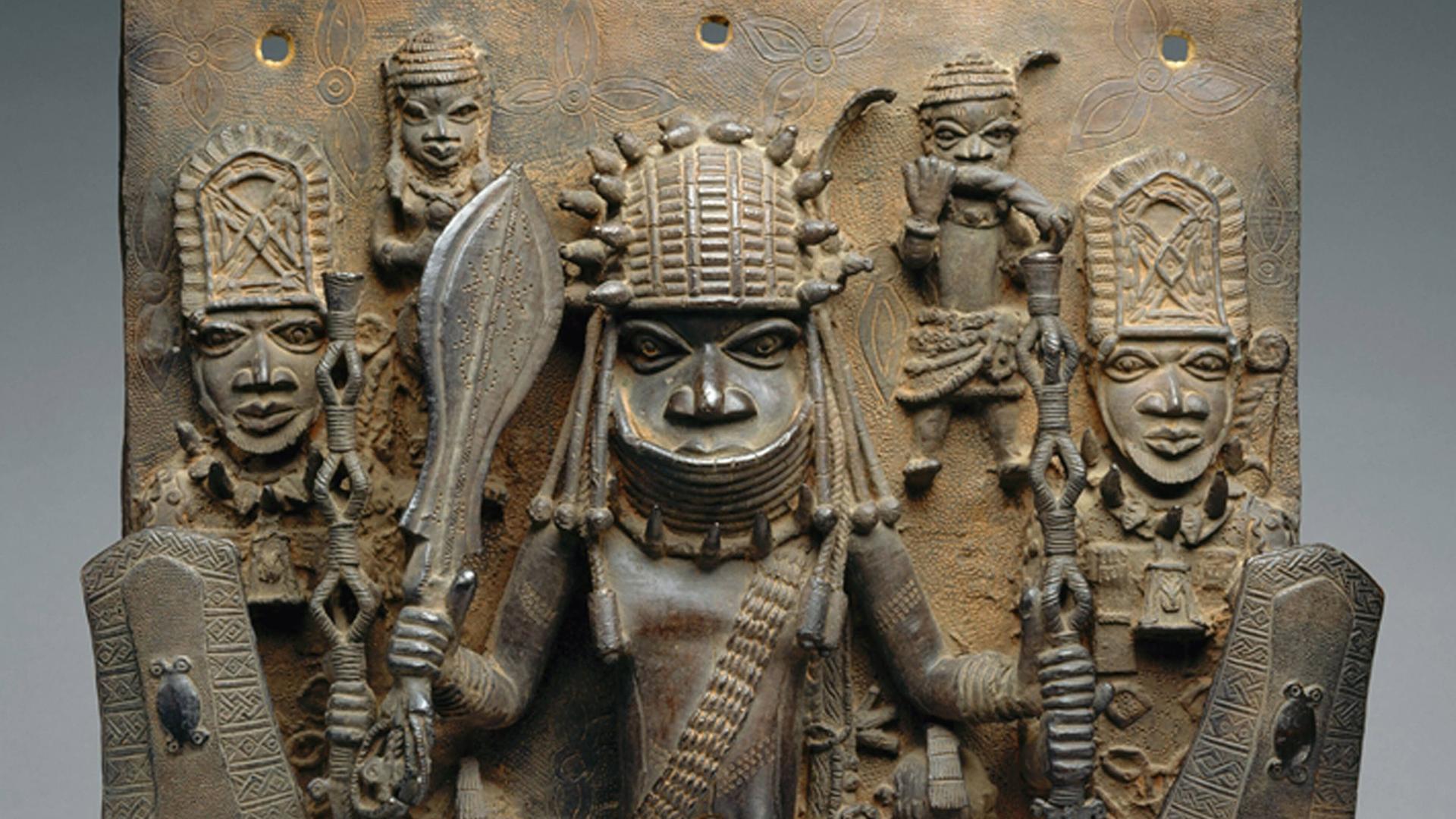 Krieger des alten Königreichs Benin auf einer Bronzetafel abgebildet.