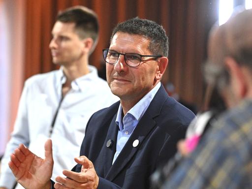Thomas Schulze, Spitzenkandidat und Landesvorsitzender des BSW Sachsen-Anhalt nimmt an der Wahlparty der Partei teil. Thomas Schulze, Spitzenkandidat und Landesvorsitzender des BSW Sachsen-Anhalt nimmt an der Wahlparty der Partei teil.