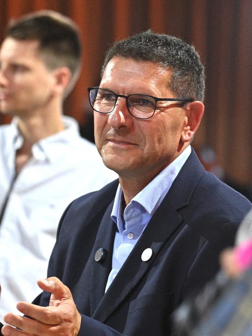 Thomas Schulze, Spitzenkandidat und Landesvorsitzender des BSW Sachsen-Anhalt nimmt an der Wahlparty der Partei teil. Thomas Schulze, Spitzenkandidat und Landesvorsitzender des BSW Sachsen-Anhalt nimmt an der Wahlparty der Partei teil.