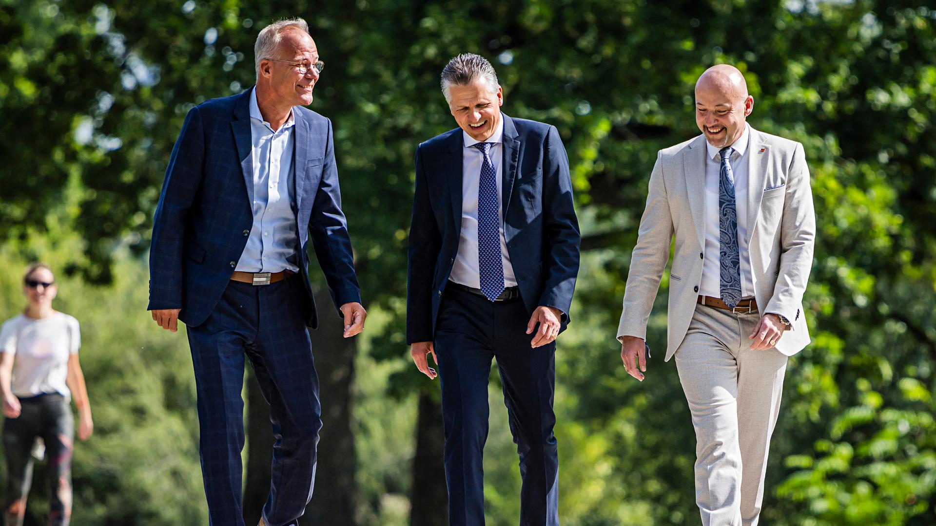 Münster: Dr. Matthias Miersch, SPD, Thorsten Frei, CDU/CSU und Alexander Hoffmann, CSU, (v.l.n.r.) auf einem Presserundgang am Aasee anlässlich der Klausurtagung der Fraktionsvorstände von Union und SPD.
