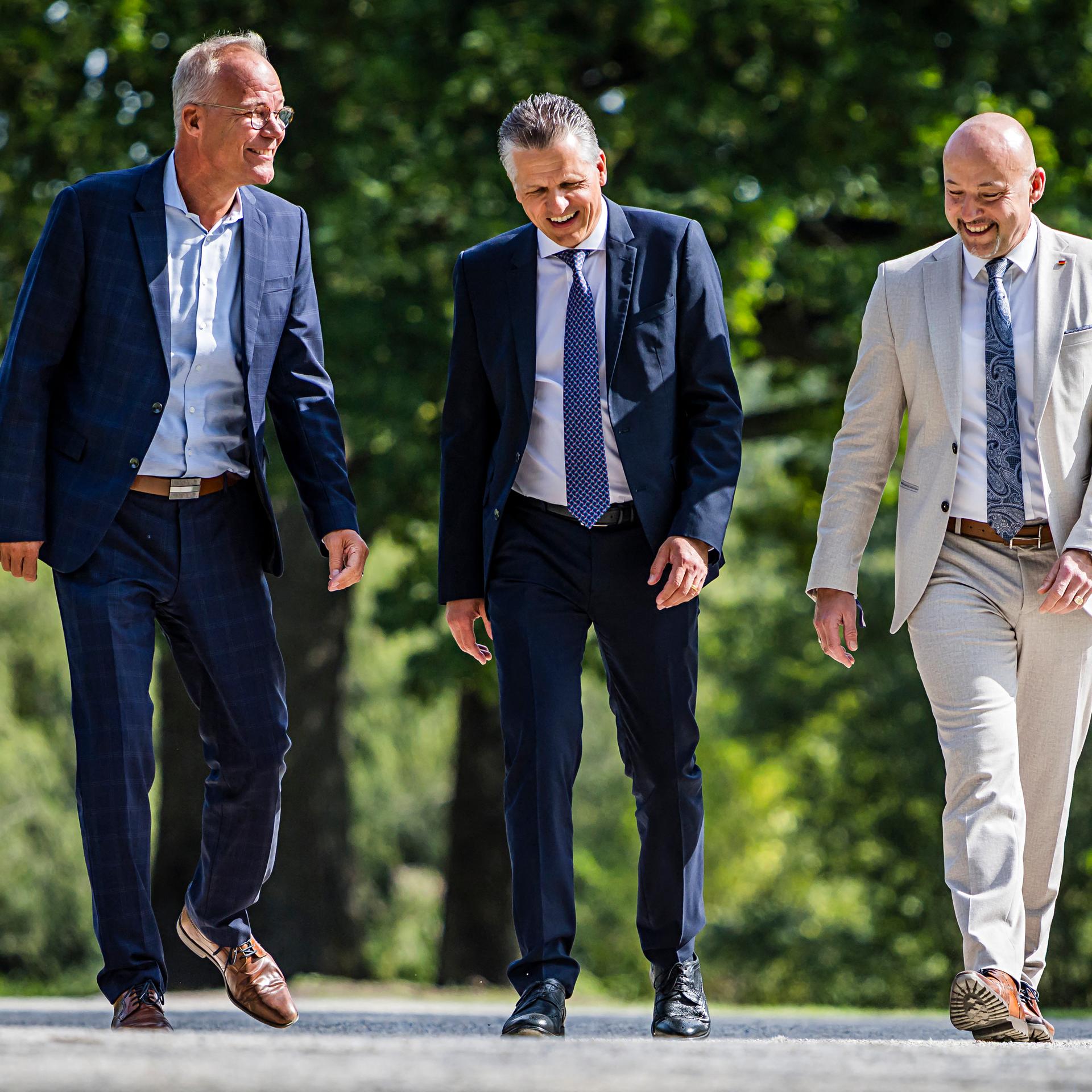 Münster: Dr. Matthias Miersch, SPD, Thorsten Frei, CDU/CSU und Alexander Hoffmann, CSU, (v.l.n.r.) auf einem Presserundgang am Aasee anlässlich der Klausurtagung der Fraktionsvorstände von Union und SPD.