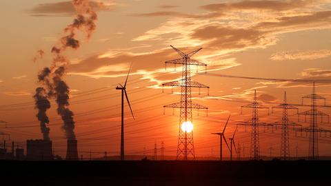 Strommasten und Windräder rund um das Kohlekraftwerk Niederaußem des Stromkonzerns RWE. 