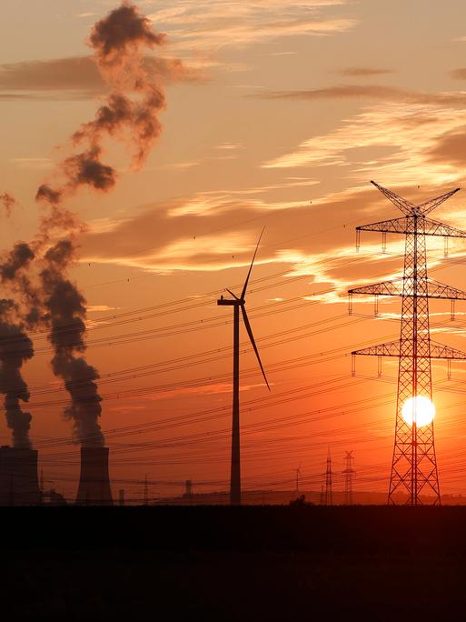 Strommasten und Windräder rund um das Kohlekraftwerk Niederaußem des Stromkonzerns RWE. 