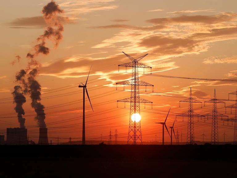 Strommasten und Windräder rund um das Kohlekraftwerk Niederaußem des Stromkonzerns RWE. 