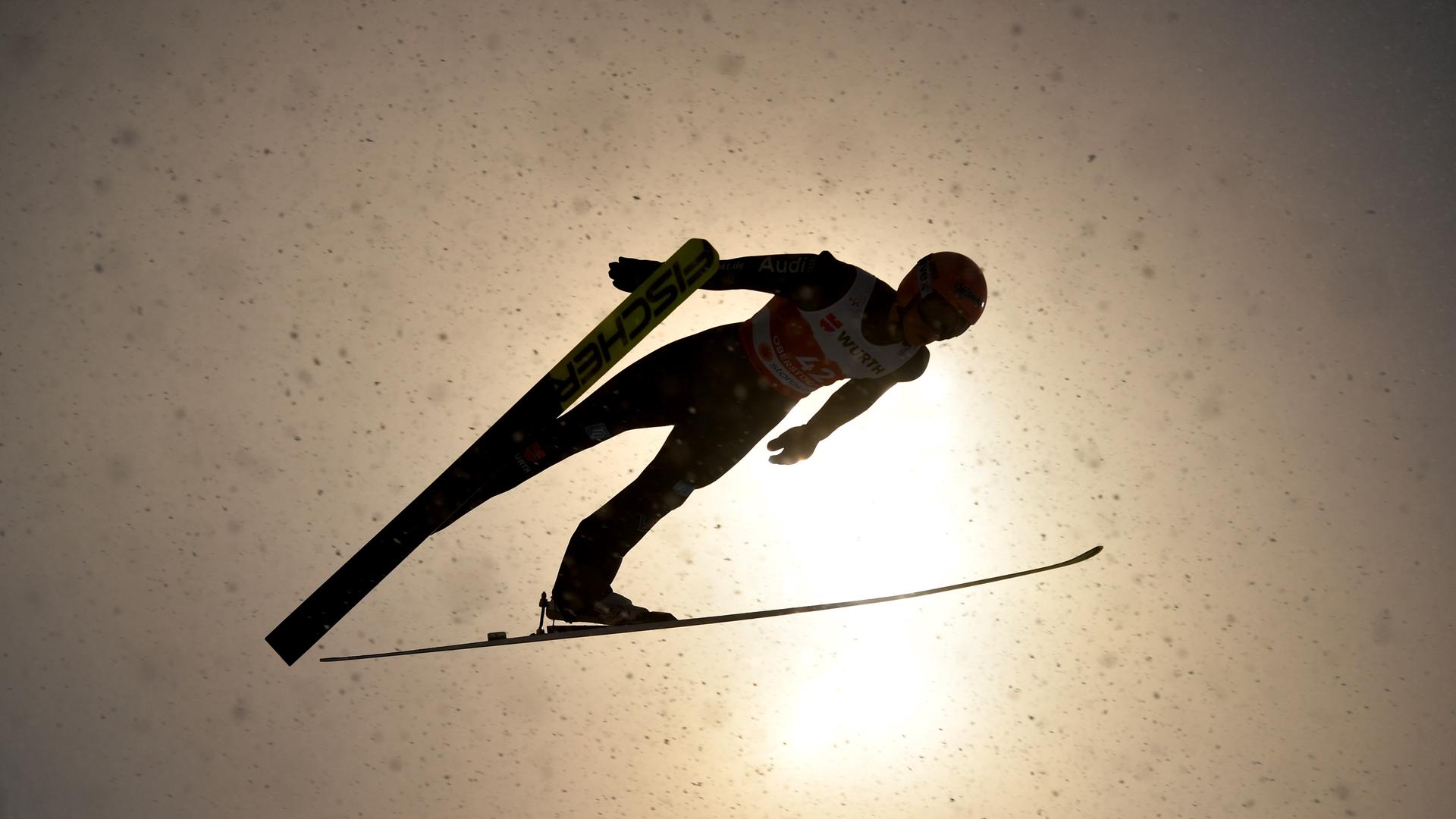 Ein Skispringer im Sprung. Ein Skispringer im Sprung.