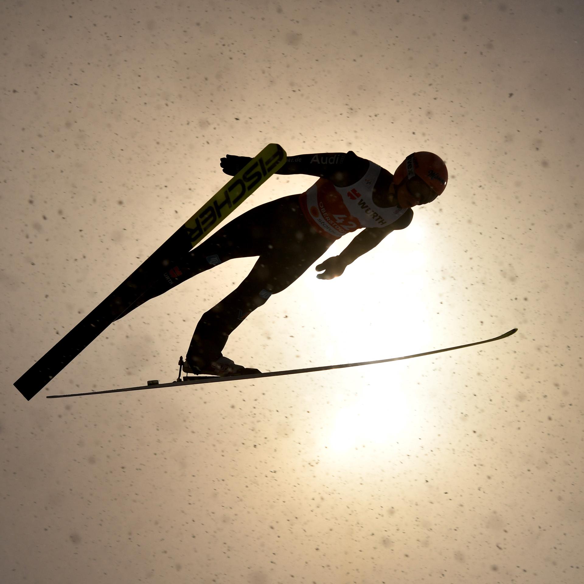 Ein Skispringer im Sprung.