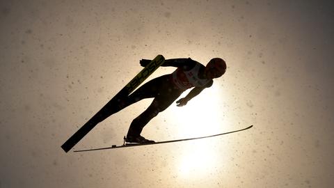 Ein Skispringer im Sprung.
