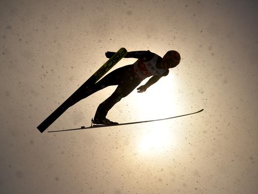 Ein Skispringer im Sprung.