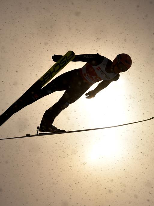 Ein Skispringer im Sprung. Ein Skispringer im Sprung.
