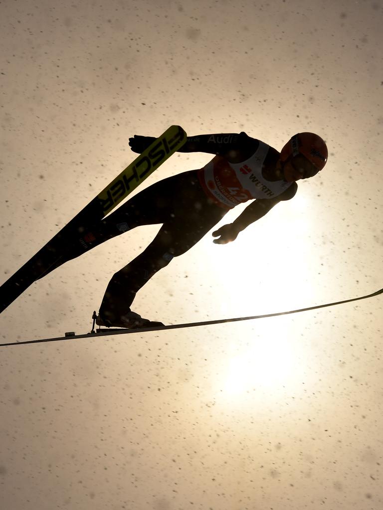 Ein Skispringer im Sprung.