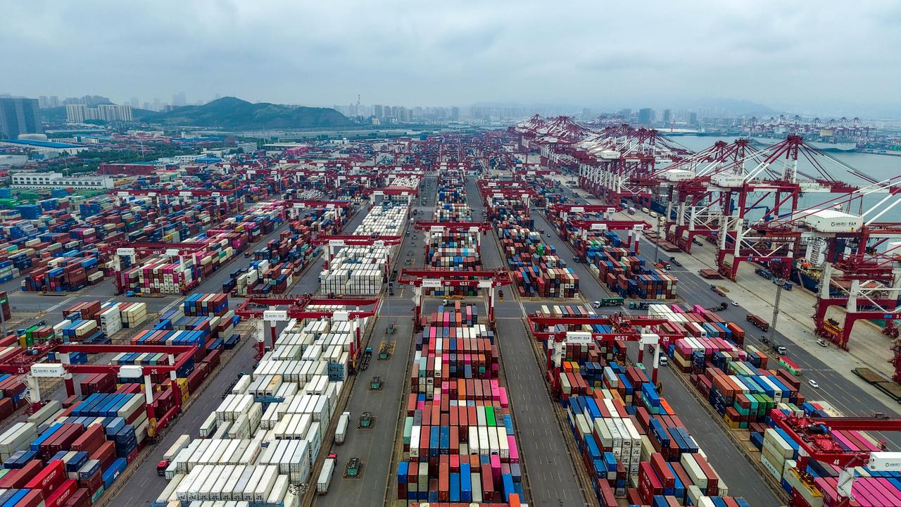 Container stehen an Land im Hafen  von Qingdao in Shandong.