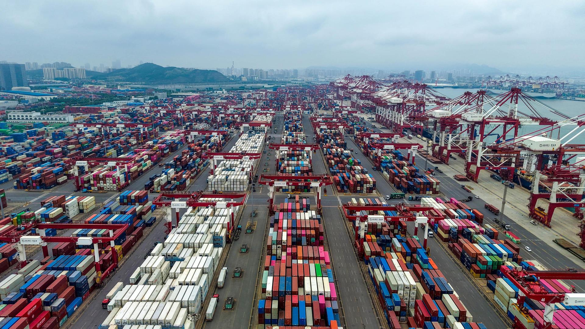 Container stehen an Land im Hafen  von Qingdao in Shandong.