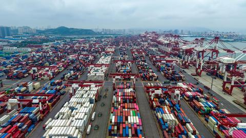 Container stehen an Land im Hafen  von Qingdao in Shandong.