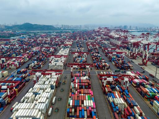 Container stehen an Land im Hafen von Qingdao in Shandong. Container stehen an Land im Hafen von Qingdao in Shandong.