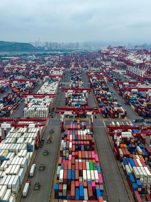 Container stehen an Land im Hafen von Qingdao in Shandong. Container stehen an Land im Hafen von Qingdao in Shandong.