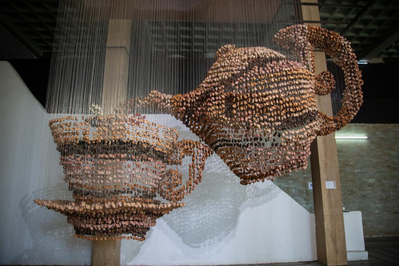 Installation des Nigerianers Ngozi Ezema namens "Think Tea": Winzige Teepots aus Ton hängen wie in einem Mobile an der Decke und formen eine Teekanne.