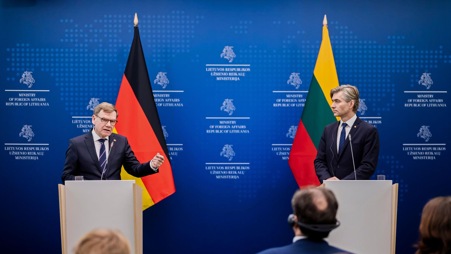 Johann Wadephul (CDU, l), Außenminister, äußert sich neben Kestutis Budrys, Außenminister von Litauen, bei einer Pressekonferenz im Außenministerium von Litauen. 
