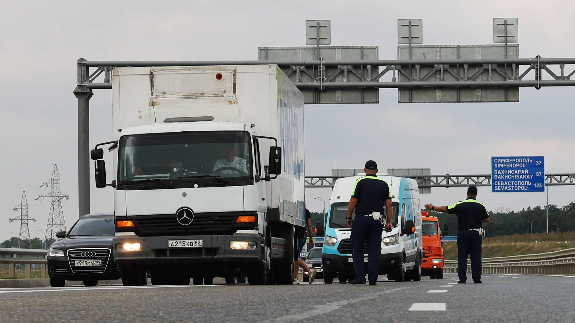 Russland, Krim: Nach dem Brand auf einem Militärgelände sperren Polizisten eine Autobahn. Russland, Krim: Nach dem Brand auf einem Militärgelände sperren Polizisten eine Autobahn.