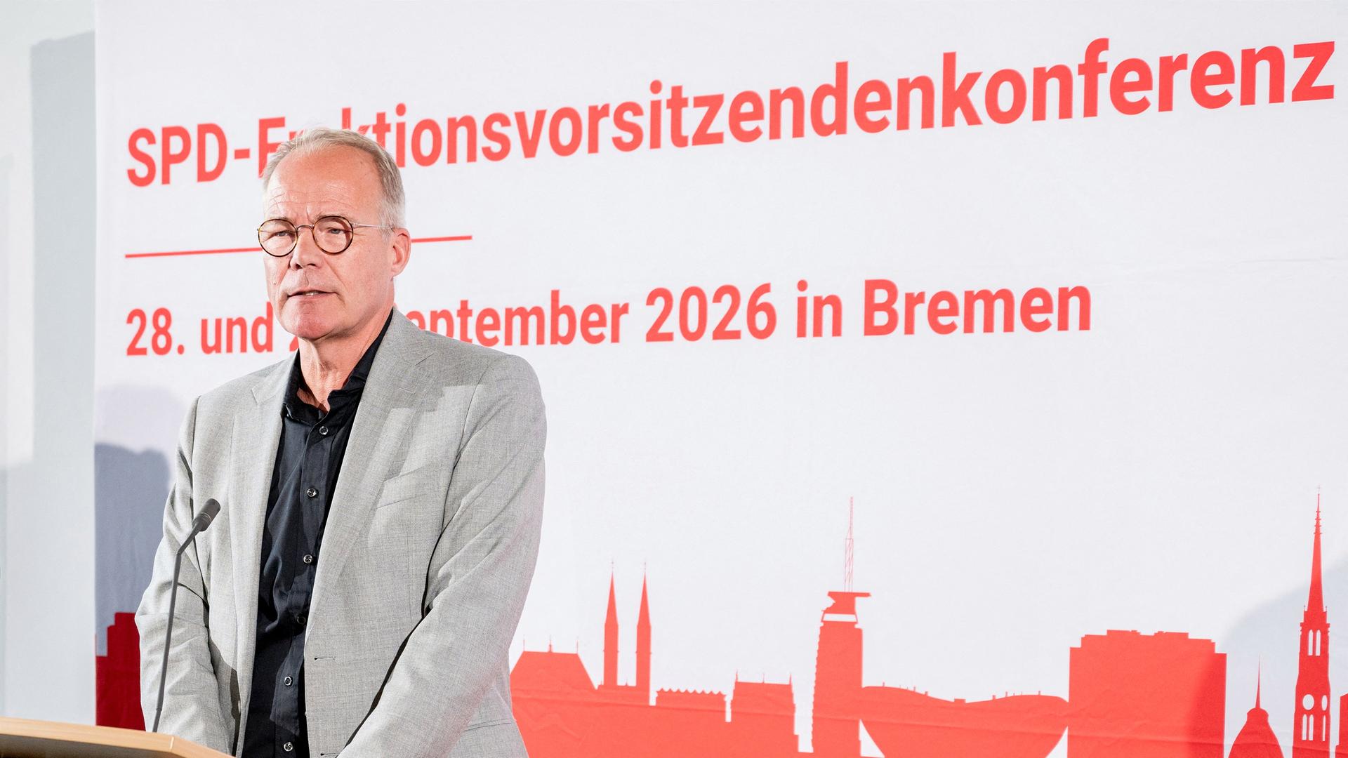 Matthias Miersch, Vorsitzender der SPD-Bundestagsfraktion, spricht im Rahmen einer Pressekonferenz der SPD-Fraktionsvorsitzendenkonferenz. 