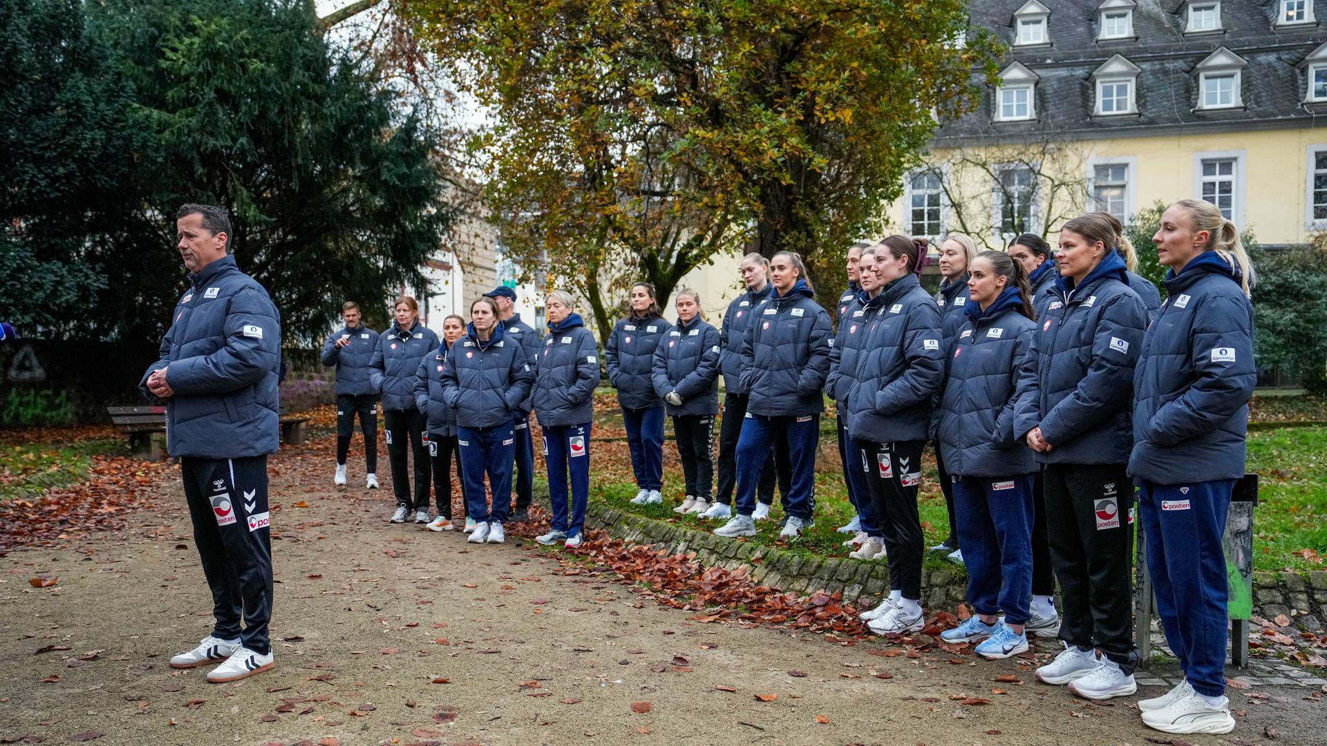 Die deutsche Handball-Nationalmannschaft der Frauen gibt eine Pressekonferenz. Sie alle tragen Trainingsanzüge.
