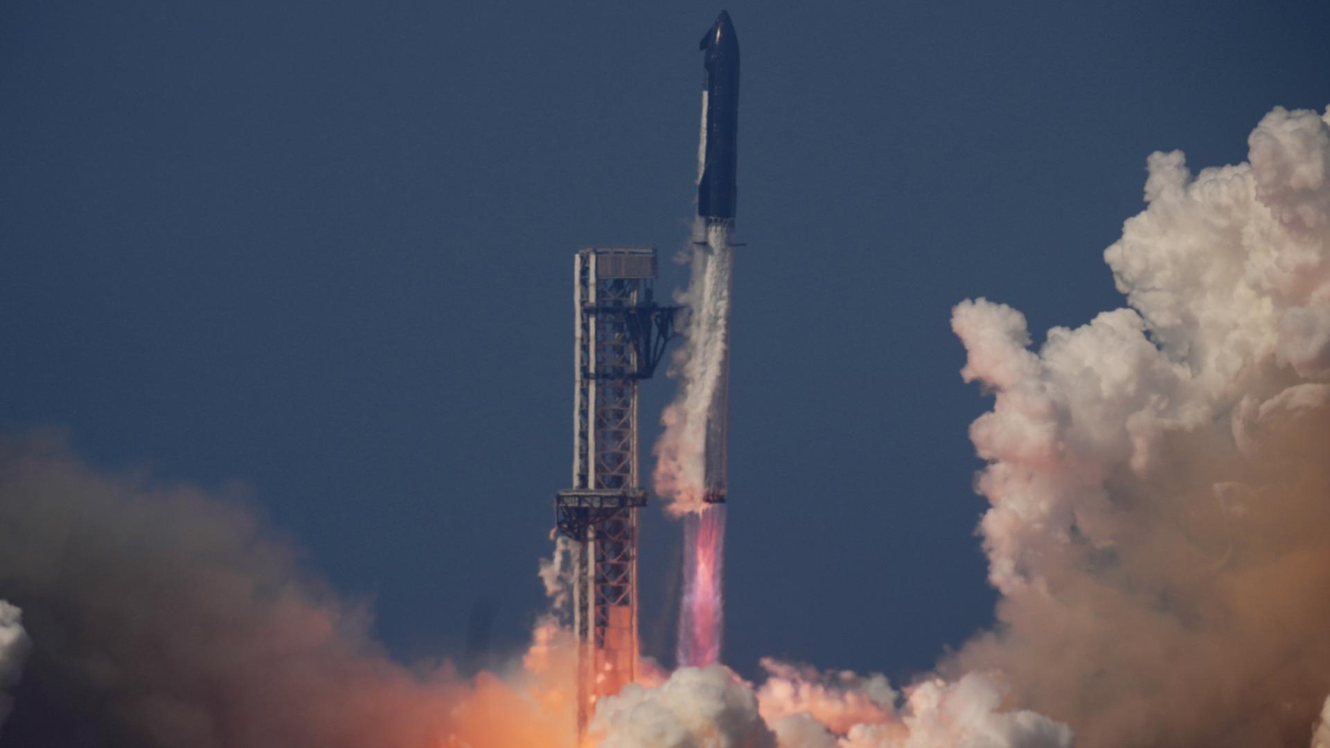 Eine riesige, zivile Rakete startet von einem Weltraumbahnhof und zieht einen kräftigen Feuerschweif unter sich her. Eine riesige, zivile Rakete startet von einem Weltraumbahnhof und zieht einen kräftigen Feuerschweif unter sich her.