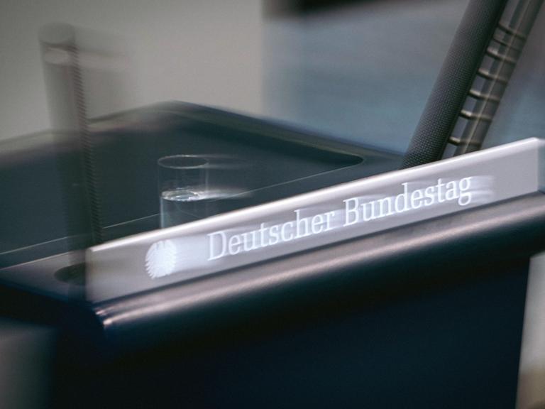 Das Rednerpult im Deutschen Bundestag